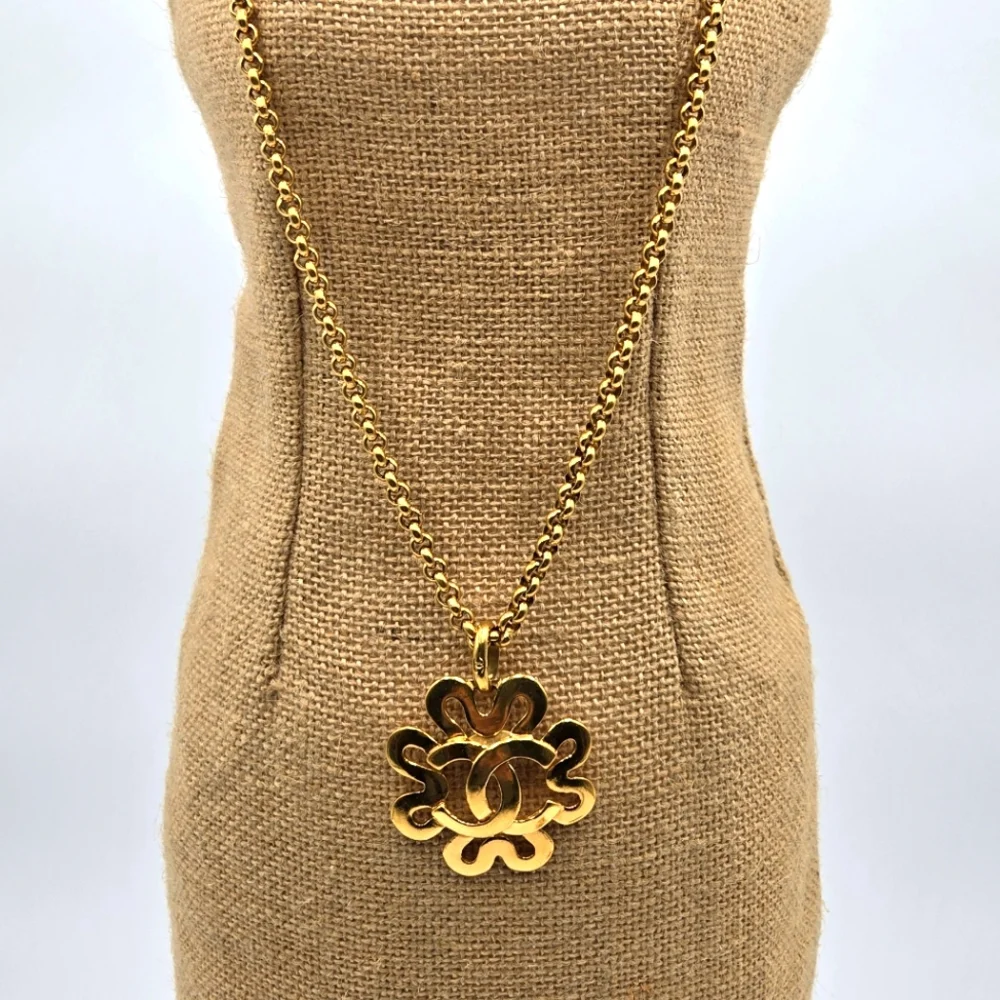 #10 Chanel Coco Mark Clover Motif Gold Plated Pendant Necklace - Picture 2 of 10